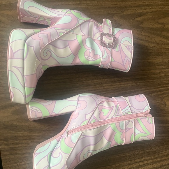 Dolls Kill x Sugar Thrills Retro pink swirl platform booties - Picture 3 of 5